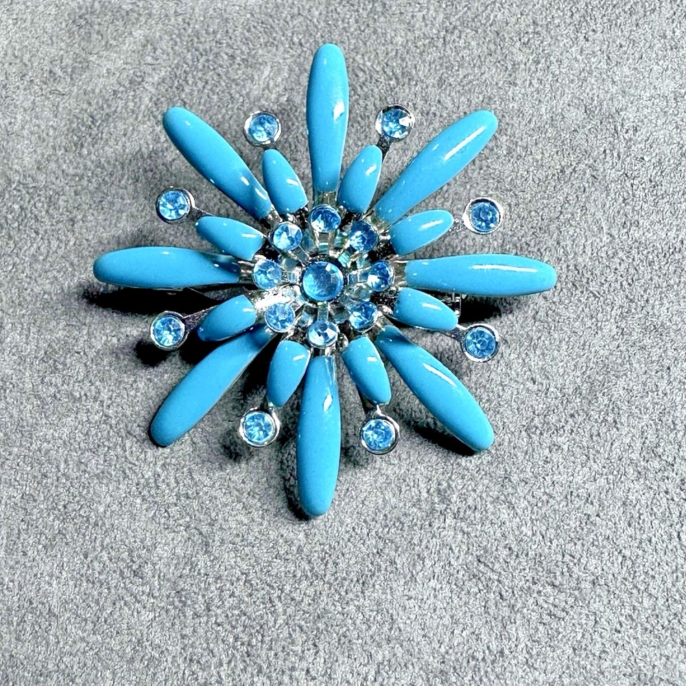 Vintage Mod Boho Blu Flower Brooch‎ – Hippie Style with Rhinestone Center Pine